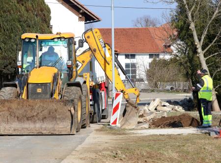 OBNOVA IN ŠIRITEV CESTE POT V DELE PRI POKOPALIŠČU RAKEK 04 FOTO LJUBO VUKELIČ